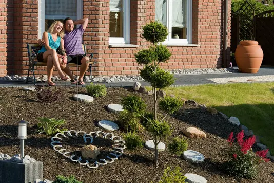 Paar im Garten